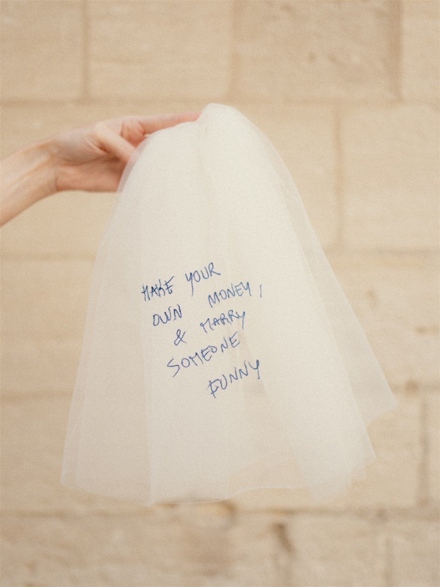 Voile brodé “Marry someone funny” Accessoires cheveux mariage The Wedding Explorer